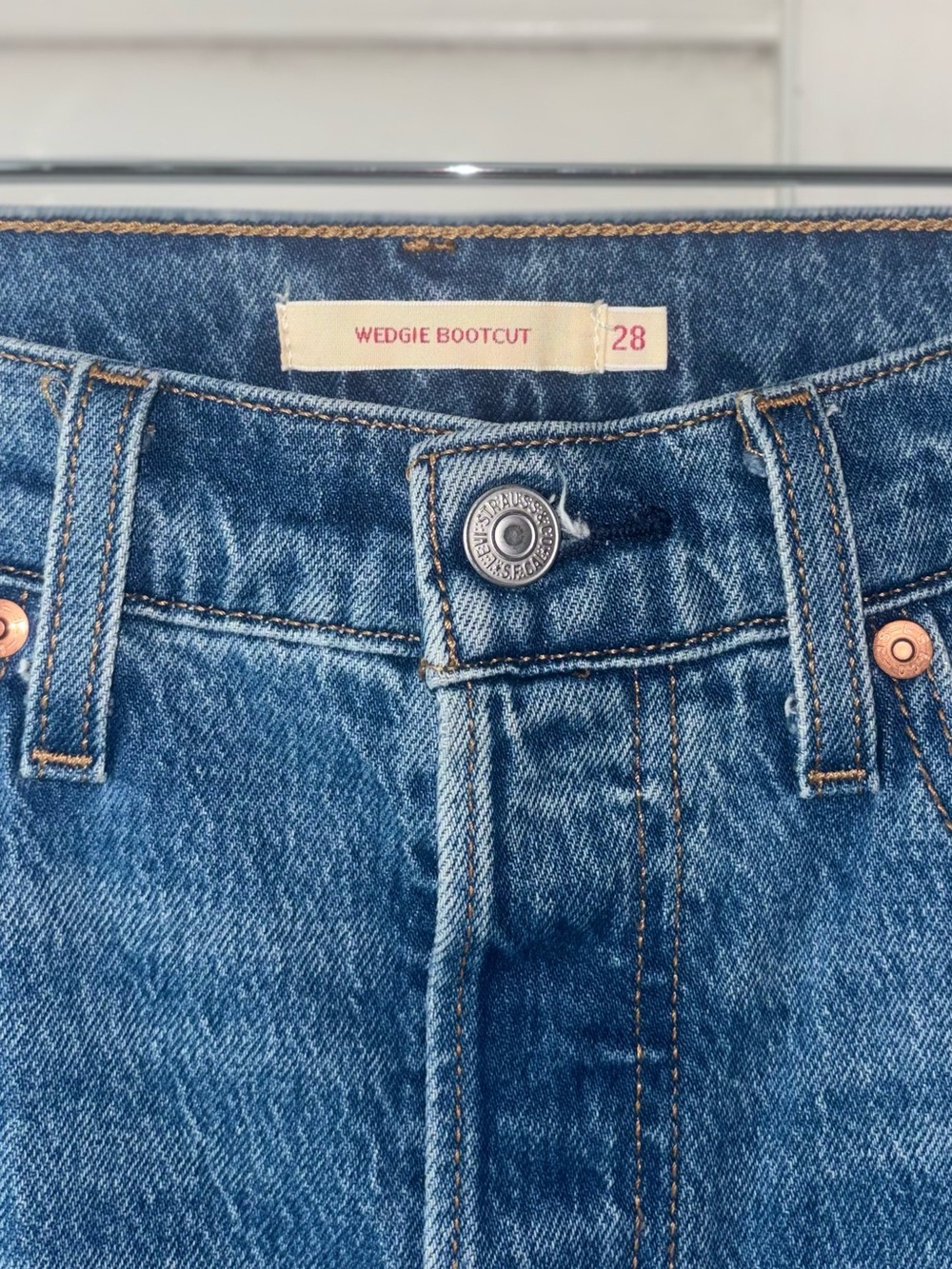 Levi’s Premium Wedgie Bootcut Jeans 28 High Rise Medium Wash 30 Inseam - Picture 3 of 9